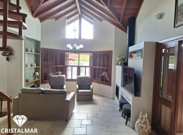Sala com Lareira · Casa ótima localização em Mariscal
