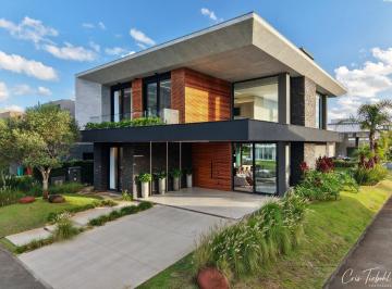 Casa · 320m² · 5 Quartos · Sobrado à venda – Condomínio Malibu | Beira lago