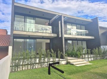 Apartamento · 133m² · 3 Quartos · 2 Vagas · Apartamento novo com 3 dorms (suíte) a 50 metros da praia central de Garopaba!