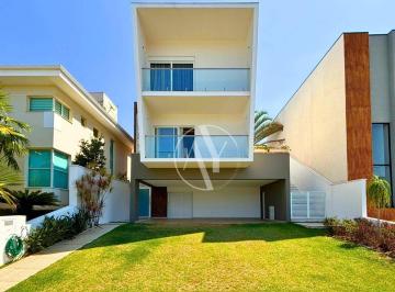 Fachada da Casa no Swiss Park Campinas · Refúgio de 324 m² com Vista Permanente e Versatilidade: Casa de 3 Suítes + Escritório no Swiss Park 