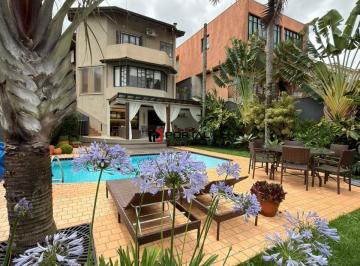 Casa · 303m² · 4 Quartos · 4 Vagas · Belíssima casa charmosa e confortável, com magnífica vista, em condomínio clube na Granja Viana!!