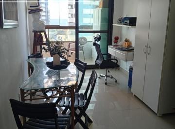 Foto 01 · Seu quarto e sala premium de 43,75 m² no melhor de Armação: sala ampla com varanda, quarto suíte com