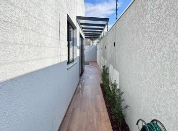 Casa · 204m² · 3 Quartos · 2 Vagas · Casa à venda em Maringá, com 3 suítes, 204 m², piscina com hidromassagem e alto padrão