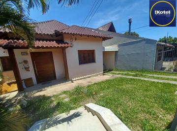 Casa · 189m² · 3 Quartos · 3 Vagas · Casa de 3 quartos, suíte e patio no bairro Medianeira em POA