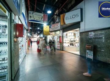Comercial · 32m² · Vanda de Imóvel comercial com 32m², no Centro de Porto Alegre toda nova. Ótima p