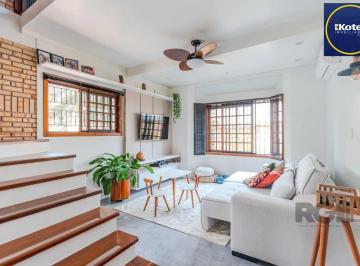 Casa · 220m² · 3 Quartos · 2 Vagas · Casa em condomínio fechado, 3 dormitórios, suíte e duas vagas de garagem