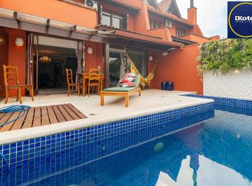 Casa · 329m² · 3 Quartos · 2 Vagas · Casa em condomínio fechado a venda no bairro Três Figueiras.
