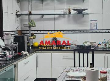 Casa · 242m² · 3 Quartos · 4 Vagas · EXCELENTE CASA À VENDA COM 3 QUARTOS, SUÍTE, EDÍCULA E 4 VAGAS SUZANO