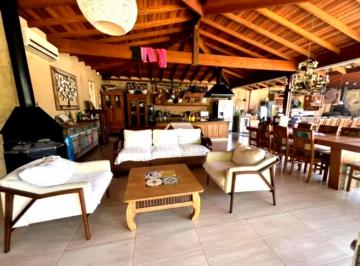 Foto 05 · Casa térrea para locação na Água Branca em Ilhabela com 2 suítes + 1 quarto e piscina