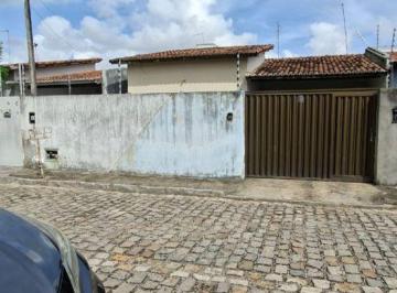 Destaques que fazem a diferença:

Estrutura de Ouro: Toda lajeada e já preparada · Excelente casa no bairro Parque de Exposições