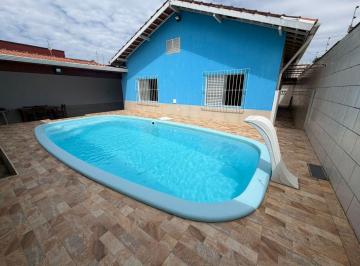 Casa de 3 quartos, Peruíbe · Casa na praia com 3 quartos e piscina em Peruíbe.