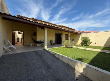Casa de 3 quartos, Peruíbe · Casa com 3 quartos e piscina em Peruíbe.