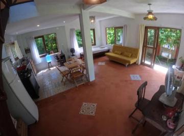 Casa · 136m² · 1 Quarto · Casa ampla, varandada, rodeada de verde, pertinho do mar...