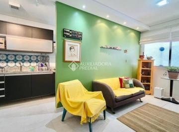 Apartamento · 65m² · 2 Quartos · 2 Vagas · Apartamento de 02 quartos com sacada e duas vagas de garagem no Centro de Florianópolis próximo a Be