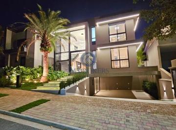 gênesis 01 - fachada noturna · Casa de alto padrão à venda no condomínio Gênesis 01, Alphaville, 4 suítes, 6 vagas e 431m² de área.