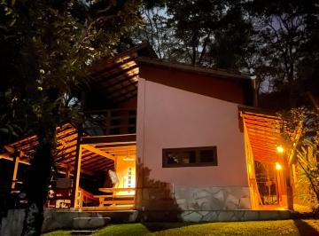 Casa de 3 quartos, São Sebastião · Casa de praia charmosa com varanda e estilo rústico