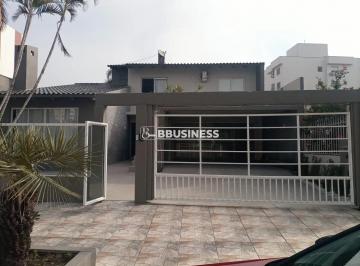e6f49b67-a5c3-4cb0-a810-54feb5ba72261777121891047.jpg · Casa à venda com 5 quartos, sendo 1 suíte - Centro, Torres, RS