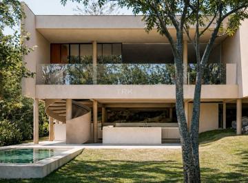 Casa · 370m² · 3 Quartos · 2 Vagas · O privilégio tem endereço. E mata nativa.