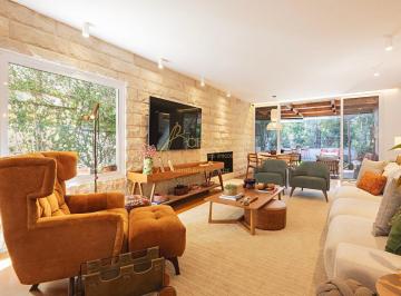Casa · 530m² · 3 Quartos · 2 Vagas · Casa em condomínio com 3 dormitórios, 2 suítes, área gourmet e vista para o verde