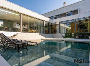 Casa · 574m² · 4 Quartos · 6 Vagas · Casa Exclusiva no Village Wolf com 572 m² Privativos, 4 Suítes, Piscina Aquecida e Bosque Privativo