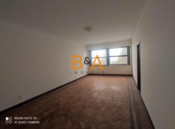 Apartamento · 140m² · 3 Quartos · Amplo apartamento de 140m² com 3 quartos, suíte e sacadas em Copacabana