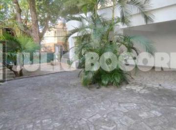 Casa · 299m² · 4 Quartos · 4 Vagas · Excelente localização. Rua estritamente residencial e fechada com guarita, próxi