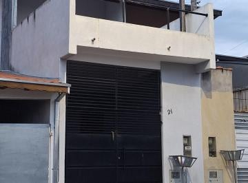 Casa de 2 quartos, Caçapava · Sobrado com Sacada