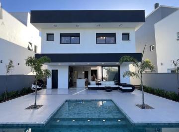 Casa · 220m² · 3 Quartos · 4 Vagas · Casa em condomínio fechado