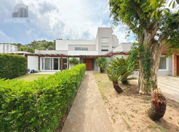 Casa · 200m² · 5 Quartos · 2 Vagas · Linda Residência em Condomínio Fechado no Bairro Pedra Redonda.
