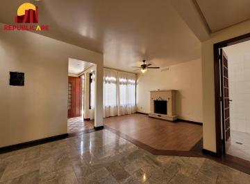 Casa · 365m² · 4 Quartos · 2 Vagas · Casa de dois pavimentos com amplo living, lareira, sacada e garagem.