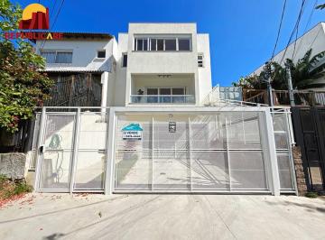 Casa · 225m² · 3 Quartos · 4 Vagas · Linda residência com  3 dormitórios, sendo 1 suíte, com Linda Vista do Bairro.