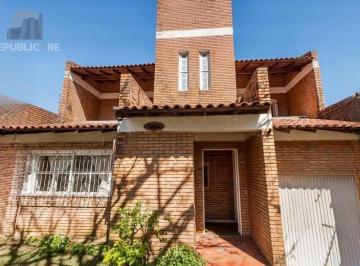 Casa · 230m² · 3 Quartos · 2 Vagas · Casa 3 dormitorio com 230m2 pátio com piscina no bairro Itu Sabará