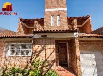 Casa · 230m² · 3 Quartos · 2 Vagas · Casa 3 dormitorio com 230m2 pátio com piscina no bairro Itu Sabará