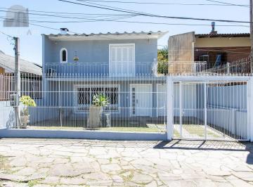 Casa · 250m² · 3 Quartos · 3 Vagas · Casa de alvenaria, com 3 quartos, 1 suíte e 3 vagas de garagem.