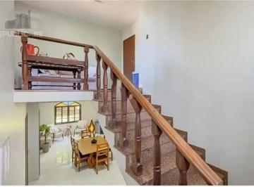 Casa · 208m² · 4 Quartos · 2 Vagas · Casa térrea com 4 dormitórios, suíte e 2 vagas.