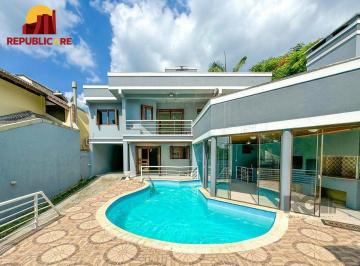 Casa · 435m² · 4 Quartos · 6 Vagas · Com 4 suítes espaçosas, incluindo uma master com closet,