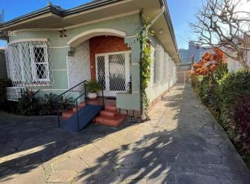 Casa · 160m² · 3 Quartos · 4 Vagas · Casa com pátio com 3 dormitórios, 2 banheiros e 4 vagas.