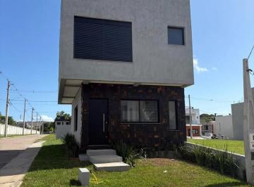 Casa · 99m² · 3 Quartos · 3 Vagas · Casa à venda - na Vila Nova