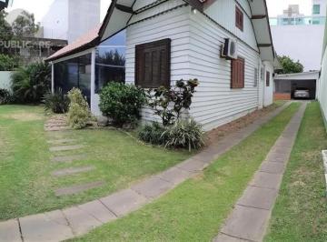 Casa · 90m² · 3 Quartos · 3 Vagas · Casa no Centro de Tramandai com pátio