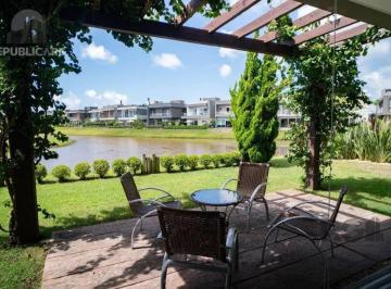 Casa · 300m² · 4 Quartos · 2 Vagas · Oportunidade Única! Casa em Condomínio à Beira do Lago com 4 Suítes, sendo uma T