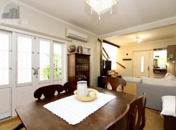 Casa · 217m² · 4 Quartos · 3 Vagas · Casa de 4 quartos, 3 banheiros, 3 vagas no bairro Rio Branco