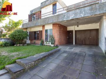 Casa · 216m² · 4 Quartos · Excelente localização