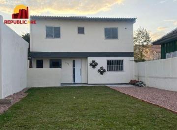 Casa · 90m² · 2 Quartos · 3 Vagas · Sobrado de 2 dormitórios ambos suíte! a poucos metros do centro do bairro.
