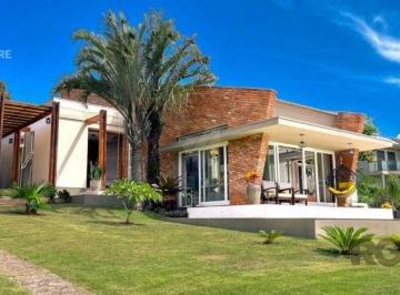Casa · 593m² · 4 Quartos · 7 Vagas · Casa à beira do lago na área central do condomínio com 4 suites