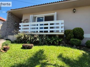 Casa · 203m² · 4 Quartos · 2 Vagas · Excelente casa de 4 dormitórios, 1 suíte e 2 vagas em Novo Hamburgo.