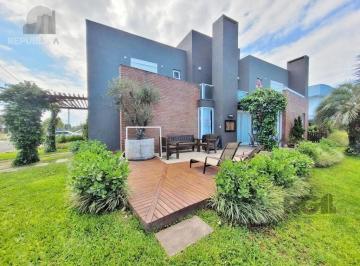 Casa · 220m² · 4 Quartos · 2 Vagas · Excelente Sobrado de esquina,  com vista para o lago,  próximo ao clube social,