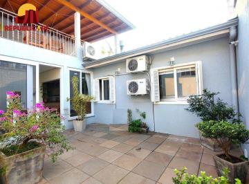 Casa · 220m² · 4 Quartos · 2 Vagas · Casa com 4 dormitórios, espaço gourmet e terraço na Zona Norte de Porto Alegre