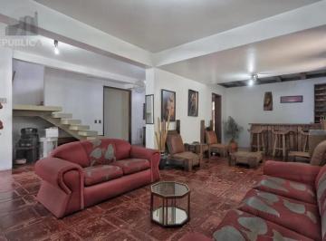 Casa · 277m² · 3 Quartos · 3 Vagas · Casa com 300m², localizada na zona sul de Porto Alegre, com lareira, piscina e 3