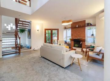 Casa · 270m² · 4 Quartos · 2 Vagas · Casa com 270m² - 4 Dorm - 4 ban - 2 Vagas - Jardim Petropolis