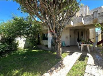 Casa · 195m² · 4 Quartos · 5 Vagas · Sobrado Aconchegante em Peruíbe: Oportunidade Única!